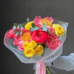 Корал-Спрингс: коралловые пионы и желтая кустовая роза, размер S - Фотография 10