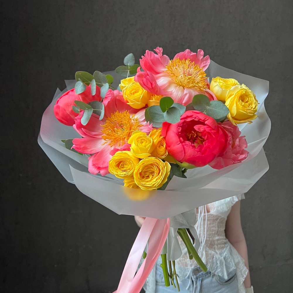 Корал-Спрингс: коралловые пионы и желтая кустовая роза, размер S