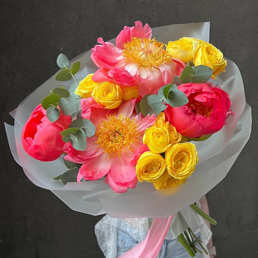 Корал-Спрингс: коралловые пионы и желтая кустовая роза, размер S