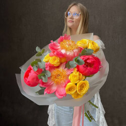 Букет «Корал-Спрингс: коралловые пионы и желтая кустовая роза, размер S»