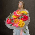 Корал-Спрингс: коралловые пионы и желтая кустовая роза, размер S - Фотография 1