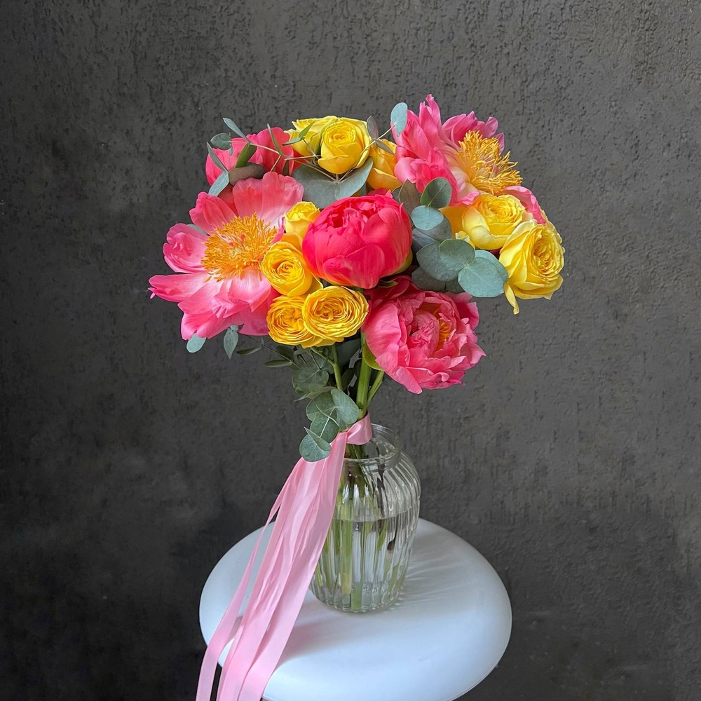 Корал-Спрингс: коралловые пионы и желтая кустовая роза, размер S