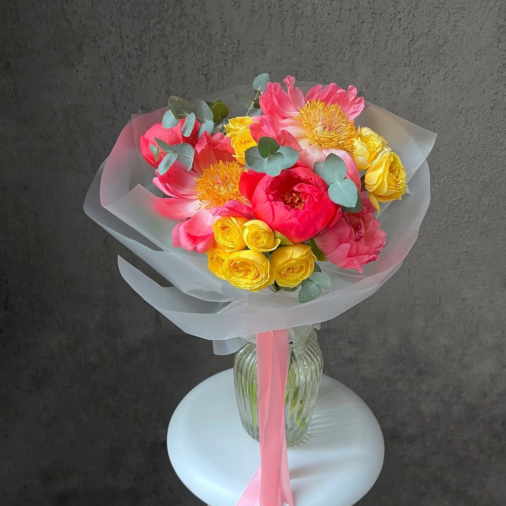 Корал-Спрингс: коралловые пионы и желтая кустовая роза, размер S