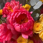 Корал-Спрингс: коралловые пионы и желтая кустовая роза, размер S - Фотография 9