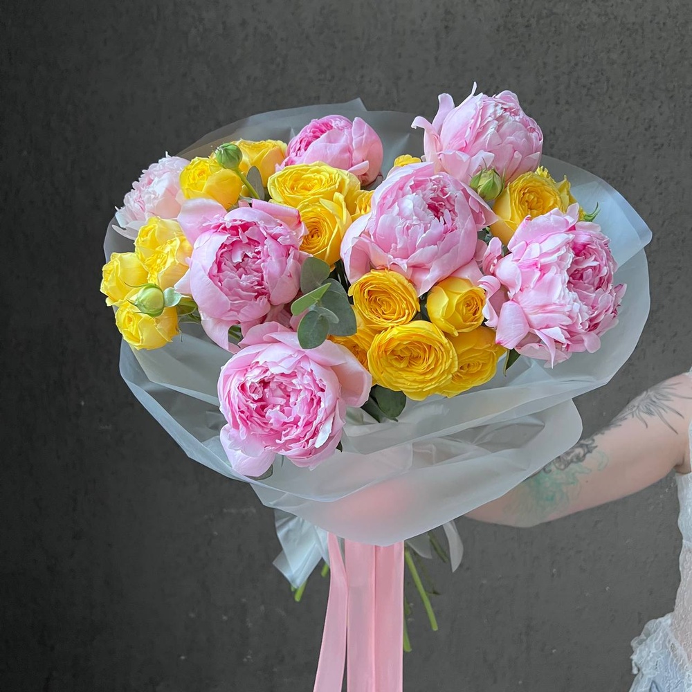 Пинк-Спрингс: розовые пионы и кустовая роза