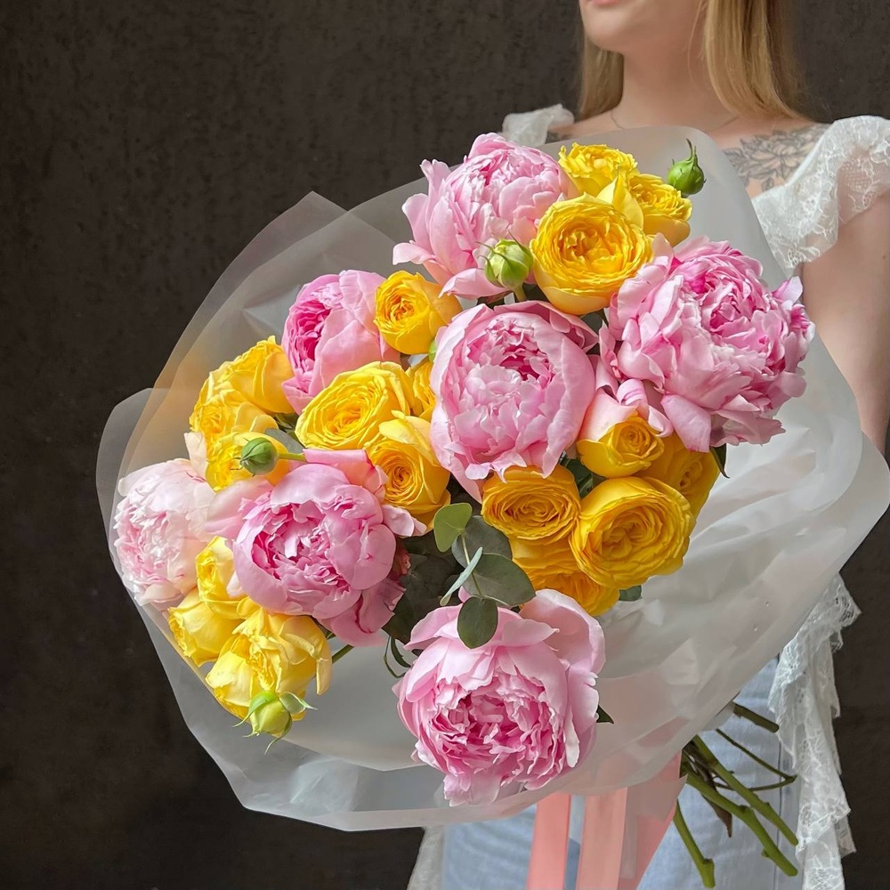 Пинк-Спрингс: розовые пионы и кустовая роза