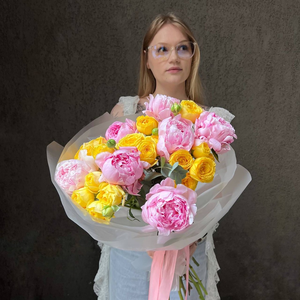 Пинк-Спрингс: розовые пионы и кустовая роза