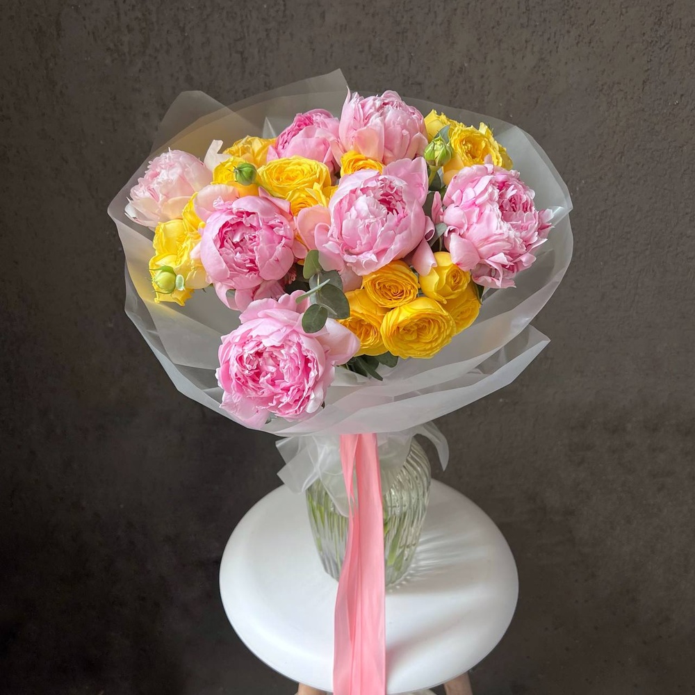 Пинк-Спрингс: розовые пионы и кустовая роза