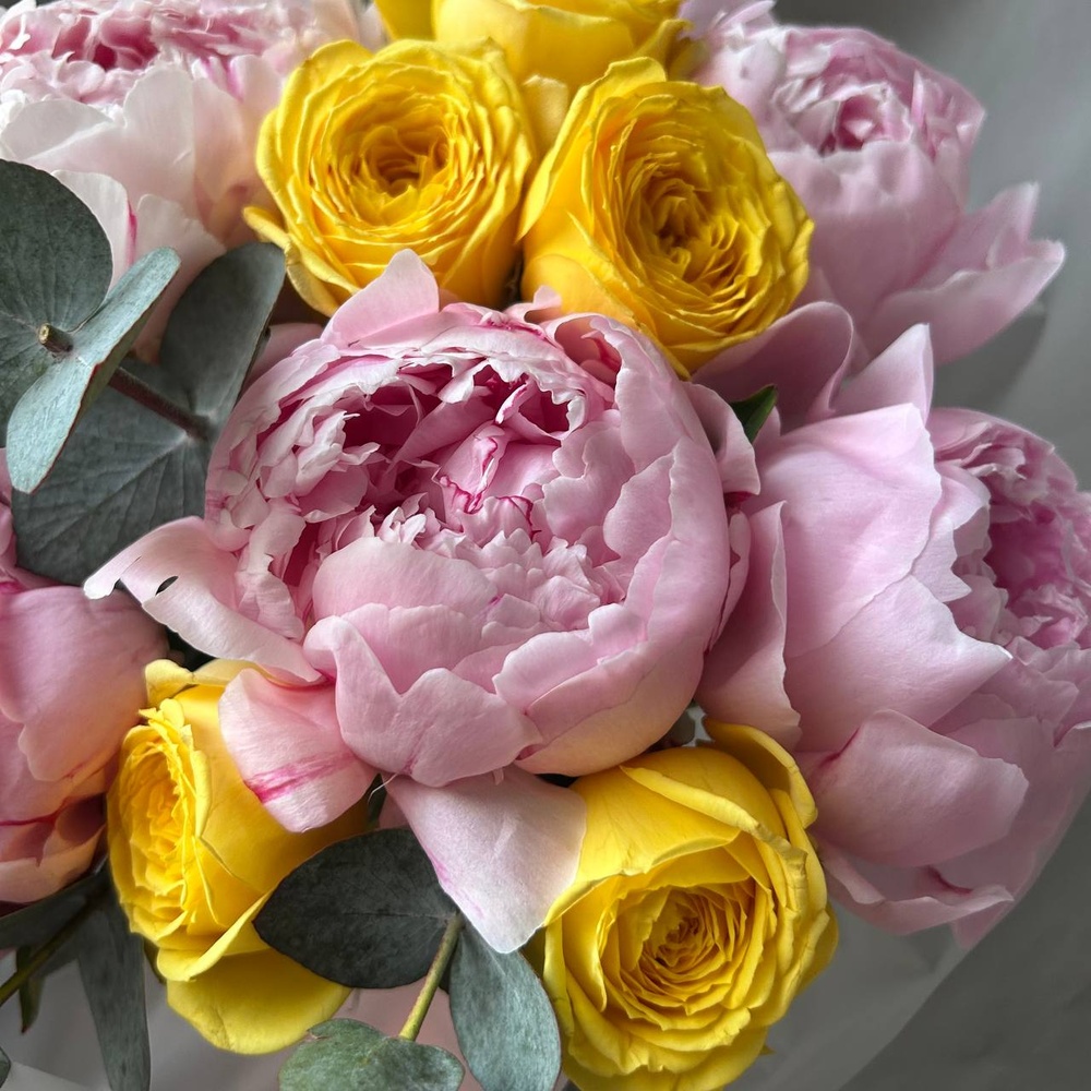 Пинк-Спрингс: розовые пионы и кустовая роза