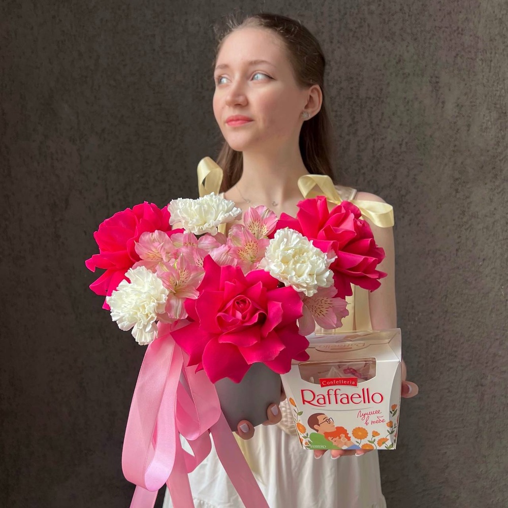 Малышка Шерри: цветы в коробке + КОНФЕТЫ В ПОДАРОК