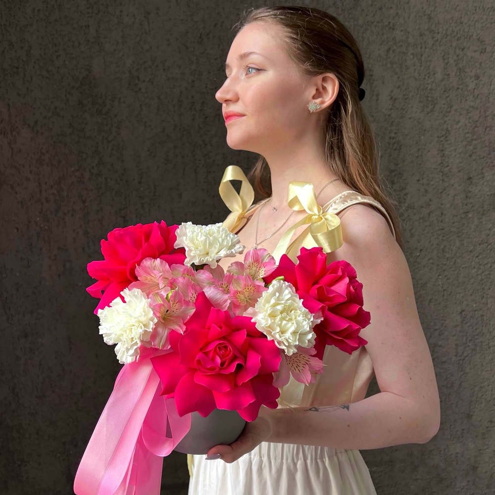 Малышка Шерри: цветы в коробке + КОНФЕТЫ В ПОДАРОК