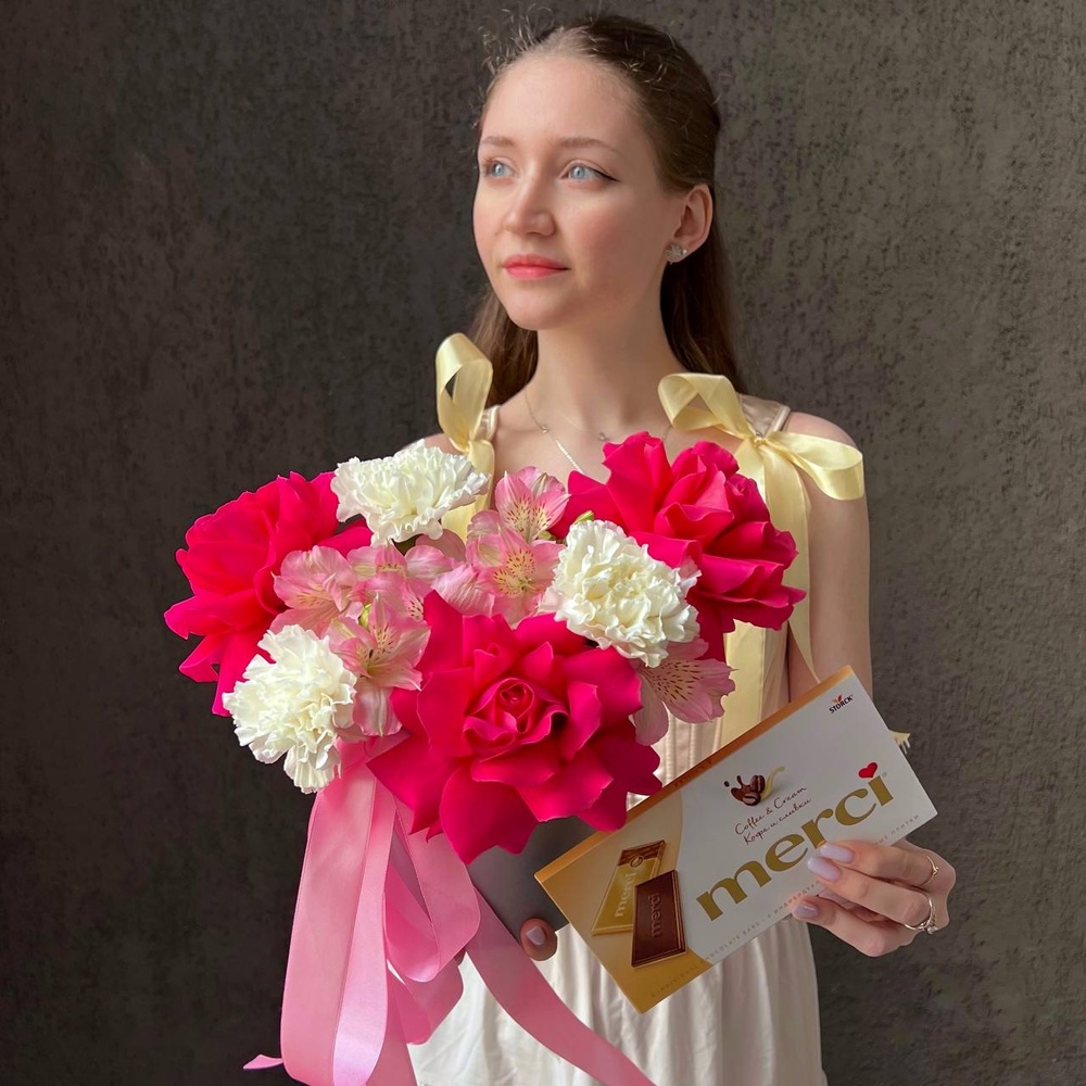 Малышка Шерри: цветы в коробке + КОНФЕТЫ В ПОДАРОК