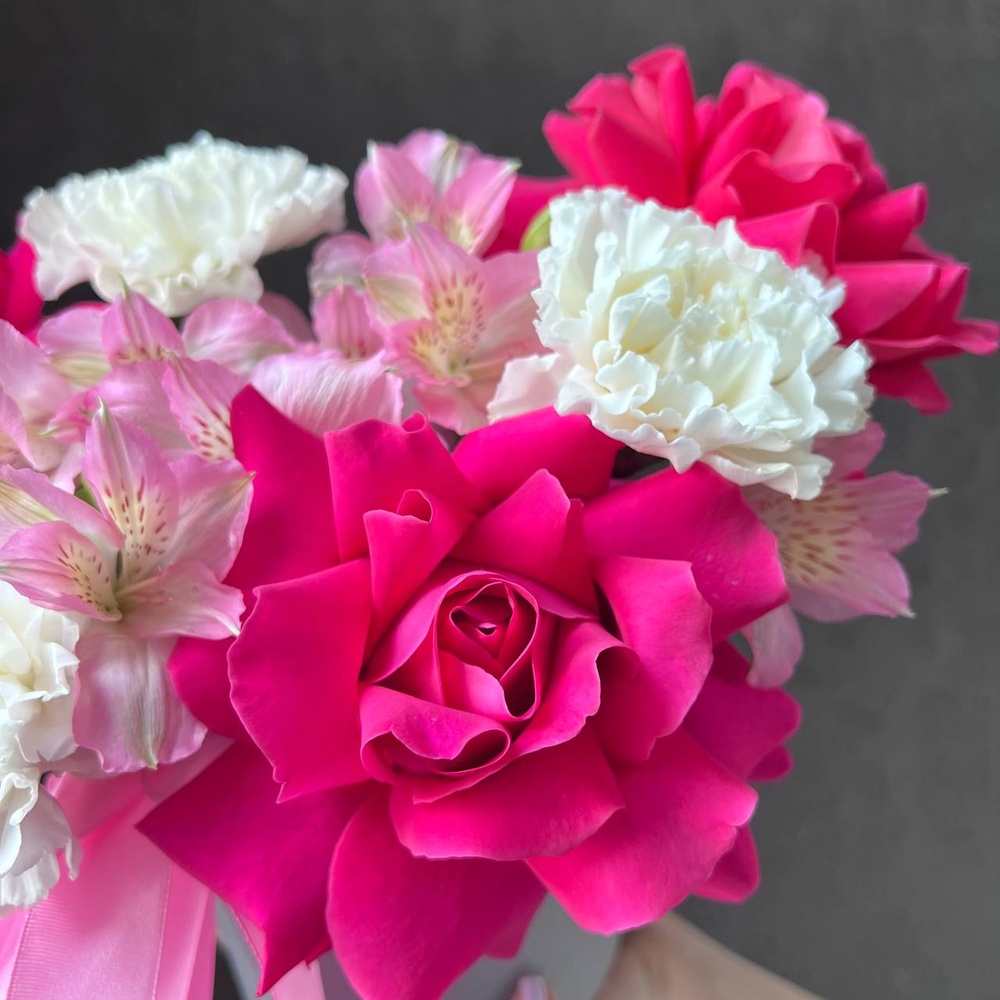 Малышка Шерри: цветы в коробке + КОНФЕТЫ В ПОДАРОК