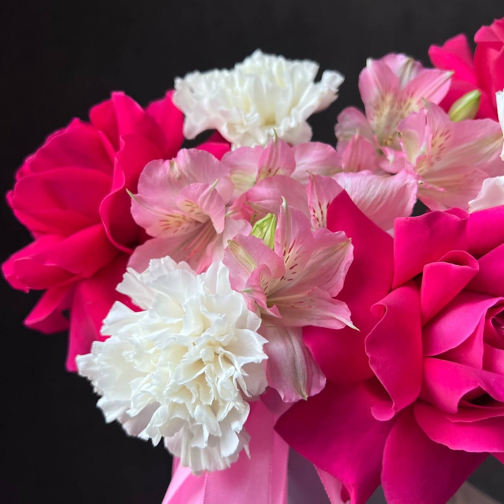 Малышка Шерри: цветы в коробке + КОНФЕТЫ В ПОДАРОК