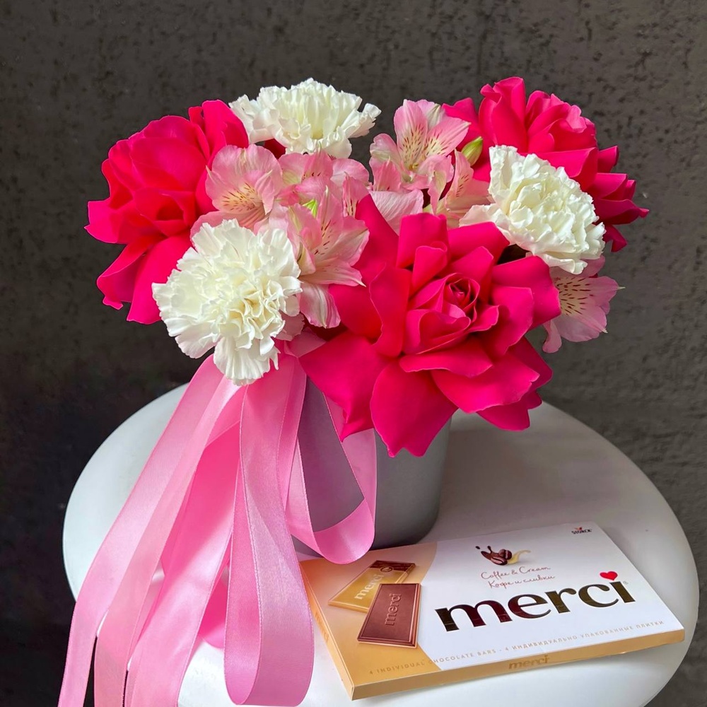 Малышка Шерри: цветы в коробке + КОНФЕТЫ В ПОДАРОК