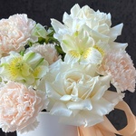 Нежные цветы в маленькой шляпной коробке с конфетами в Санкт-Петербурге - Фотография 5