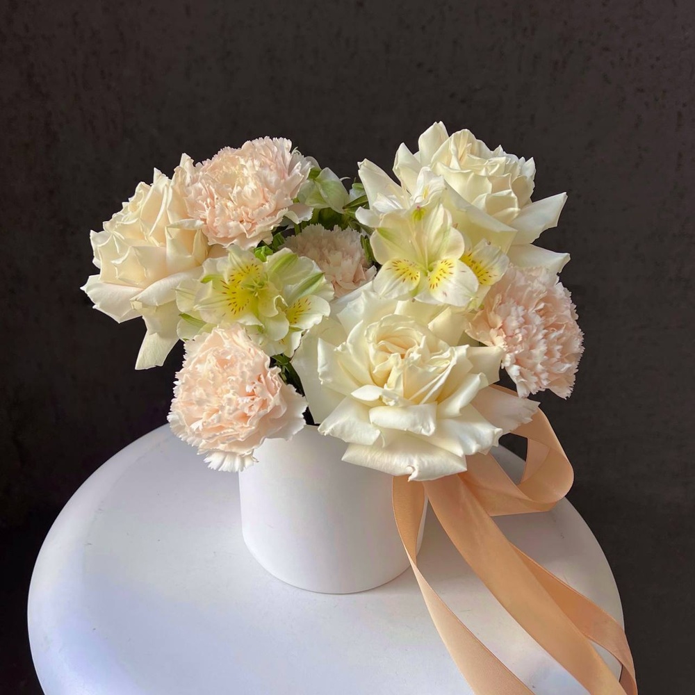 Малышка Вайлет: цветы в коробке + КОНФЕТЫ В ПОДАРОК