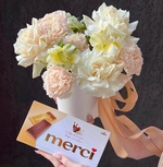 Нежные цветы в маленькой шляпной коробке с конфетами в Санкт-Петербурге - Фотография 4