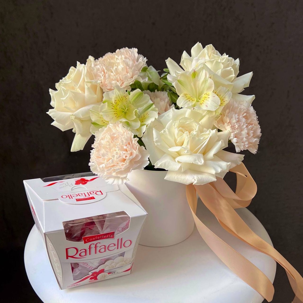 Малышка Вайлет: цветы в коробке + КОНФЕТЫ В ПОДАРОК