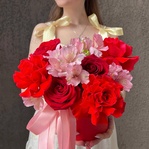 Яркая красная композиция в миниатюрной шляпной коробке с конфетами в Санкт-Петербурге - Фотография 1