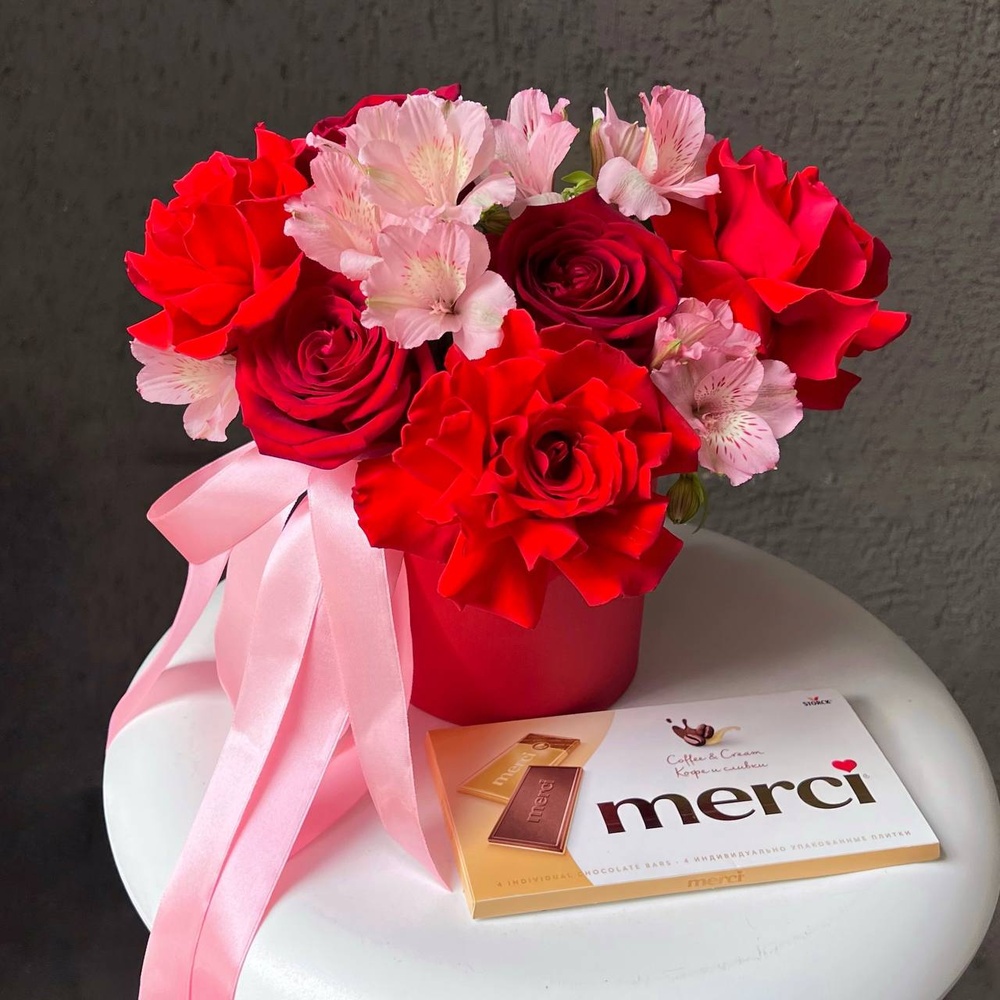 Малышка Эбигейл: цветы в коробке + КОНФЕТЫ В ПОДАРОК