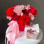 Яркая красная композиция в миниатюрной шляпной коробке с конфетами в Санкт-Петербурге - Фотография 4