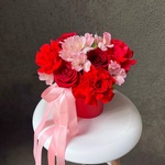 Яркая красная композиция в миниатюрной шляпной коробке с конфетами в Санкт-Петербурге - Фотография 10