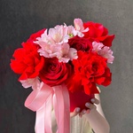 Яркая красная композиция в миниатюрной шляпной коробке с конфетами в Санкт-Петербурге - Фотография 3