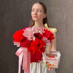 Яркая красная композиция в миниатюрной шляпной коробке с конфетами в Санкт-Петербурге - Фотография 5