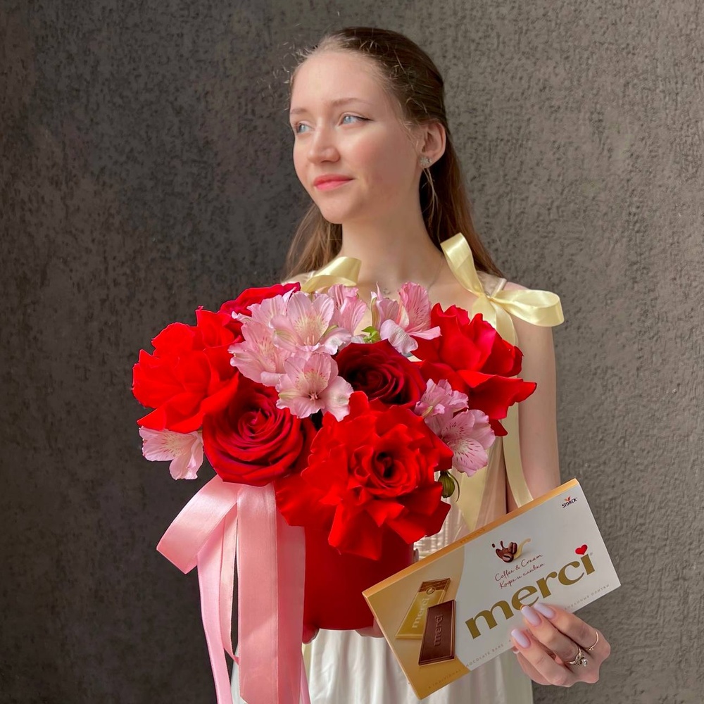 Малышка Эбигейл: цветы в коробке + КОНФЕТЫ В ПОДАРОК