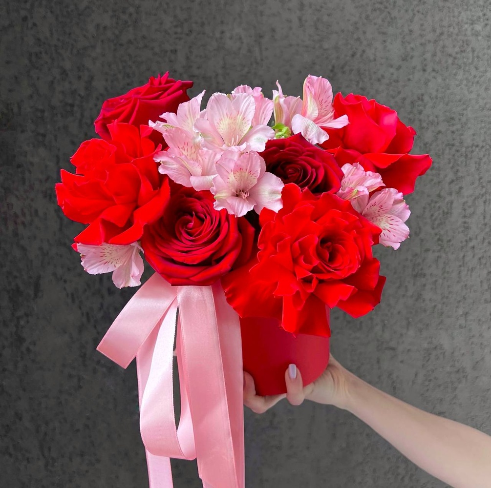 Малышка Эбигейл: цветы в коробке + КОНФЕТЫ В ПОДАРОК