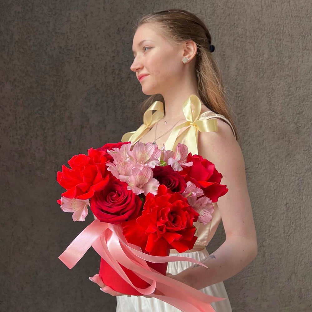 Малышка Эбигейл: цветы в коробке + КОНФЕТЫ В ПОДАРОК