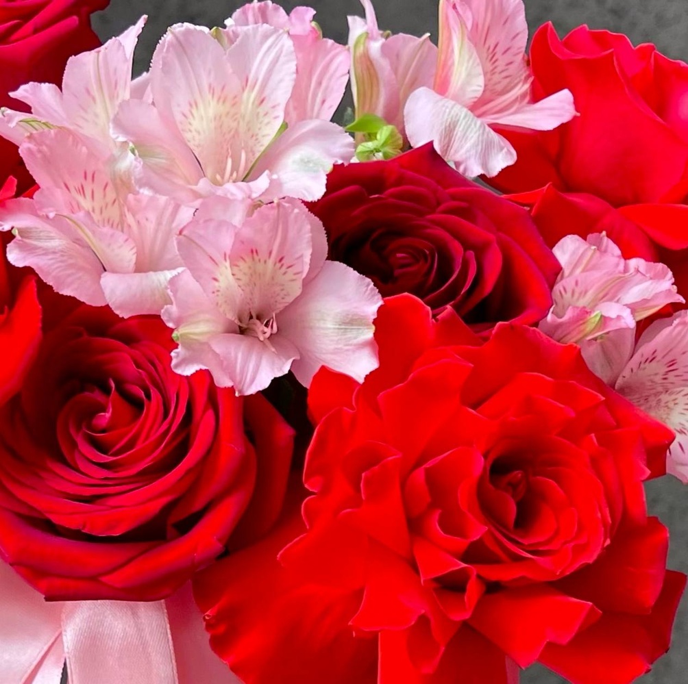 Малышка Эбигейл: цветы в коробке + КОНФЕТЫ В ПОДАРОК