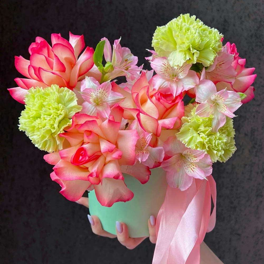 Малышка Сью: цветы в коробке + КОНФЕТЫ В ПОДАРОК