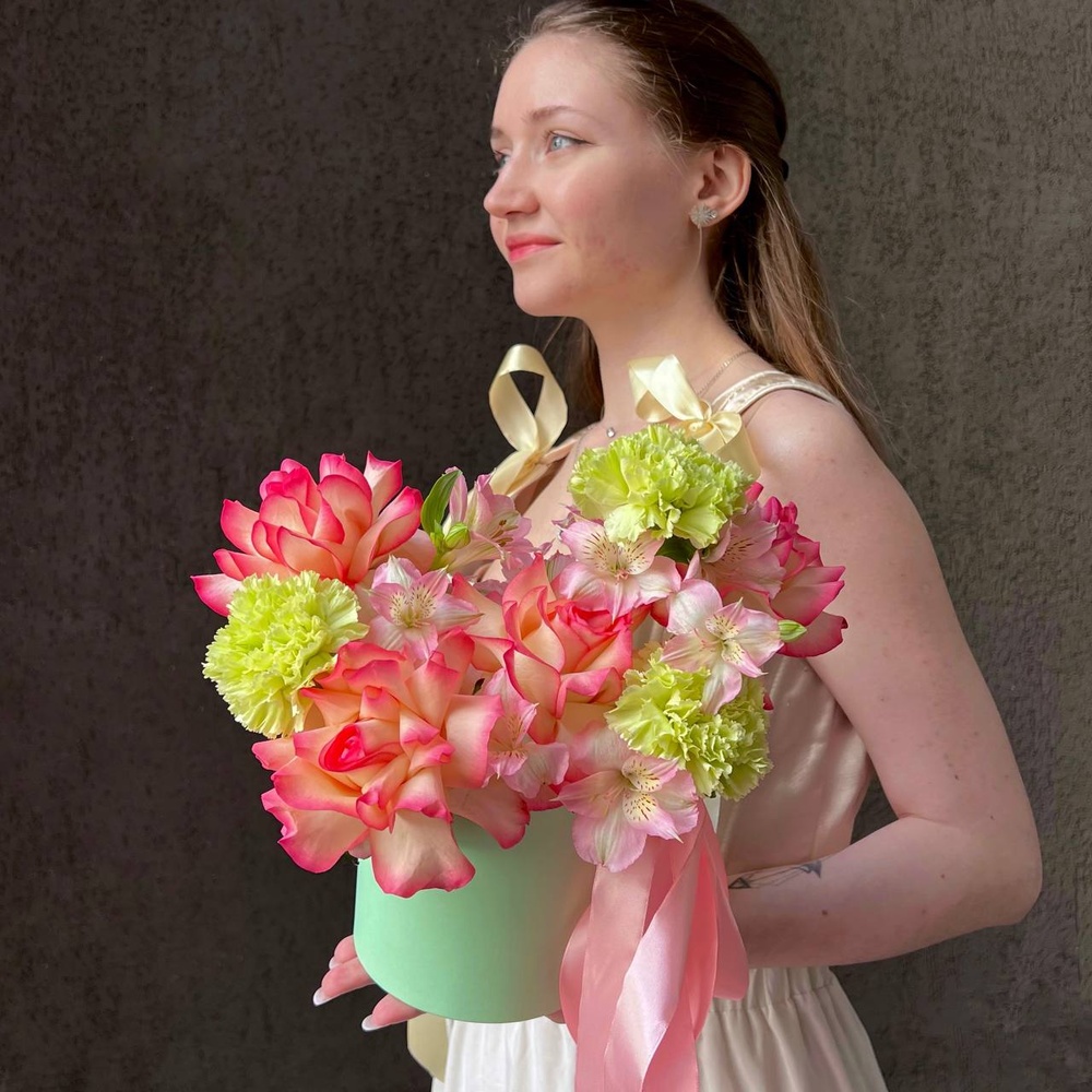 Малышка Сью: цветы в коробке + КОНФЕТЫ В ПОДАРОК