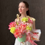 Яркая композиция в миниатюрной шляпной коробке с конфетами в Санкт-Петербурге - Фотография 4