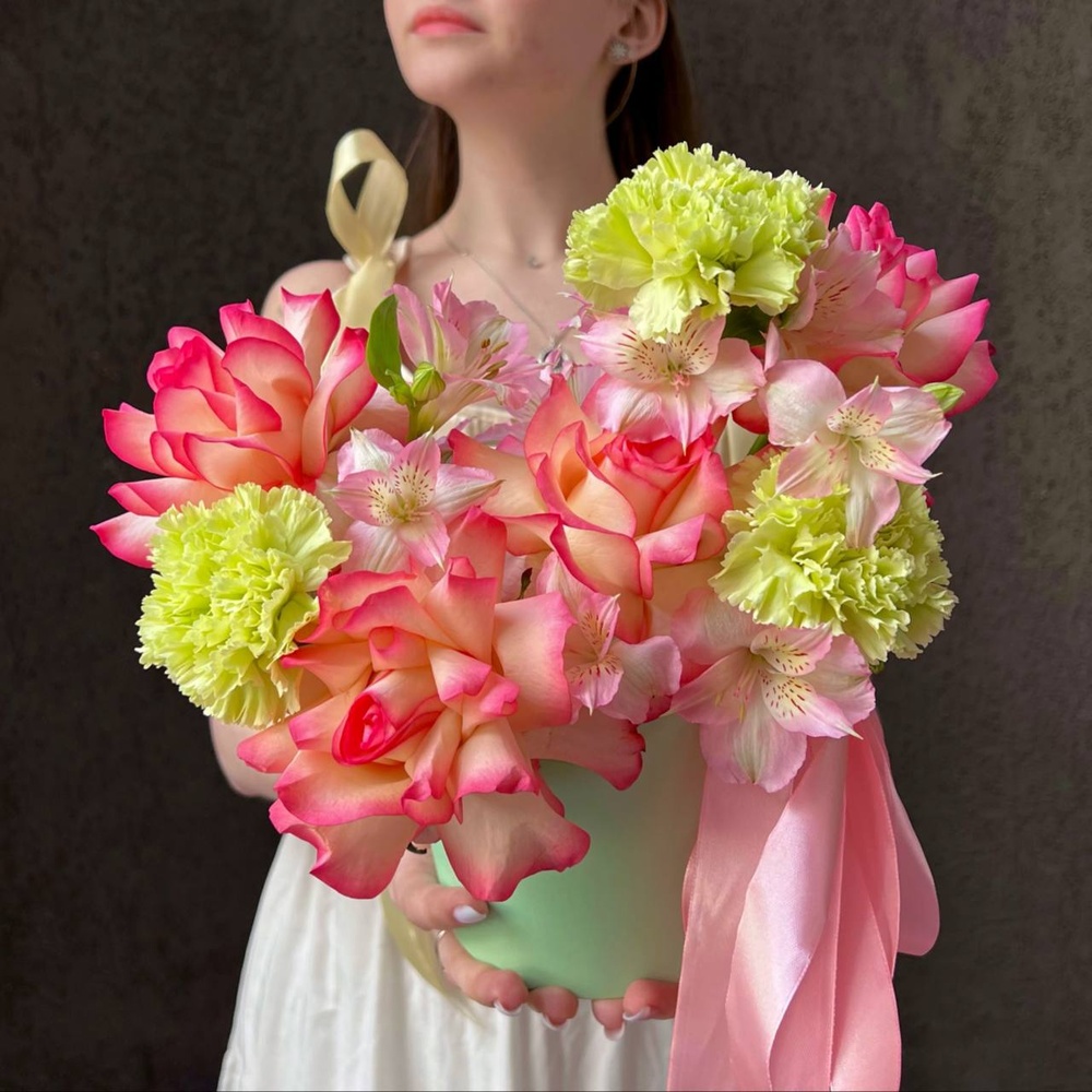 Яркая композиция в миниатюрной шляпной коробке с конфетами в Санкт-Петербурге