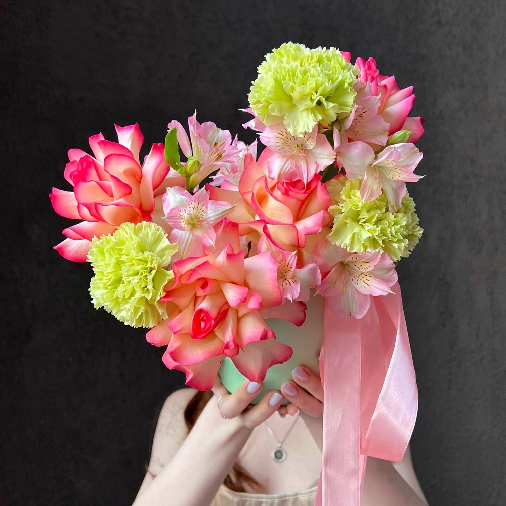 Малышка Сью: цветы в коробке + КОНФЕТЫ В ПОДАРОК