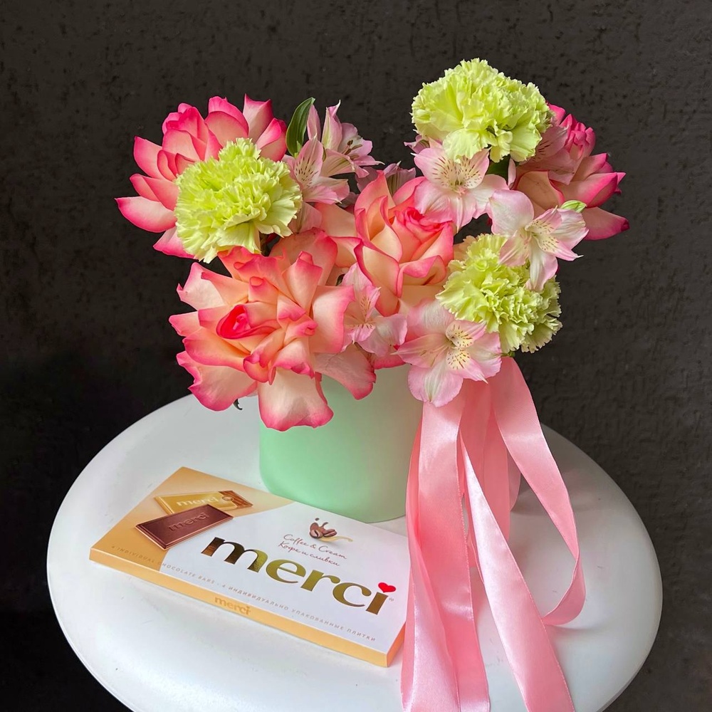 Малышка Сью: цветы в коробке + КОНФЕТЫ В ПОДАРОК