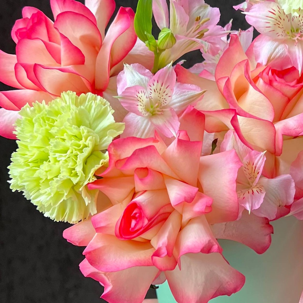 Малышка Сью: цветы в коробке + КОНФЕТЫ В ПОДАРОК