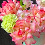 Яркая композиция в миниатюрной шляпной коробке с конфетами в Санкт-Петербурге - Фотография 9