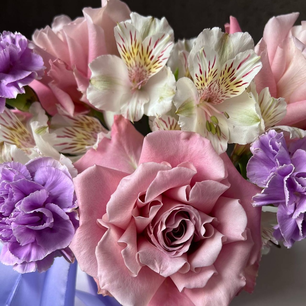 Малышка Лил: цветы в коробке + КОНФЕТЫ В ПОДАРОК