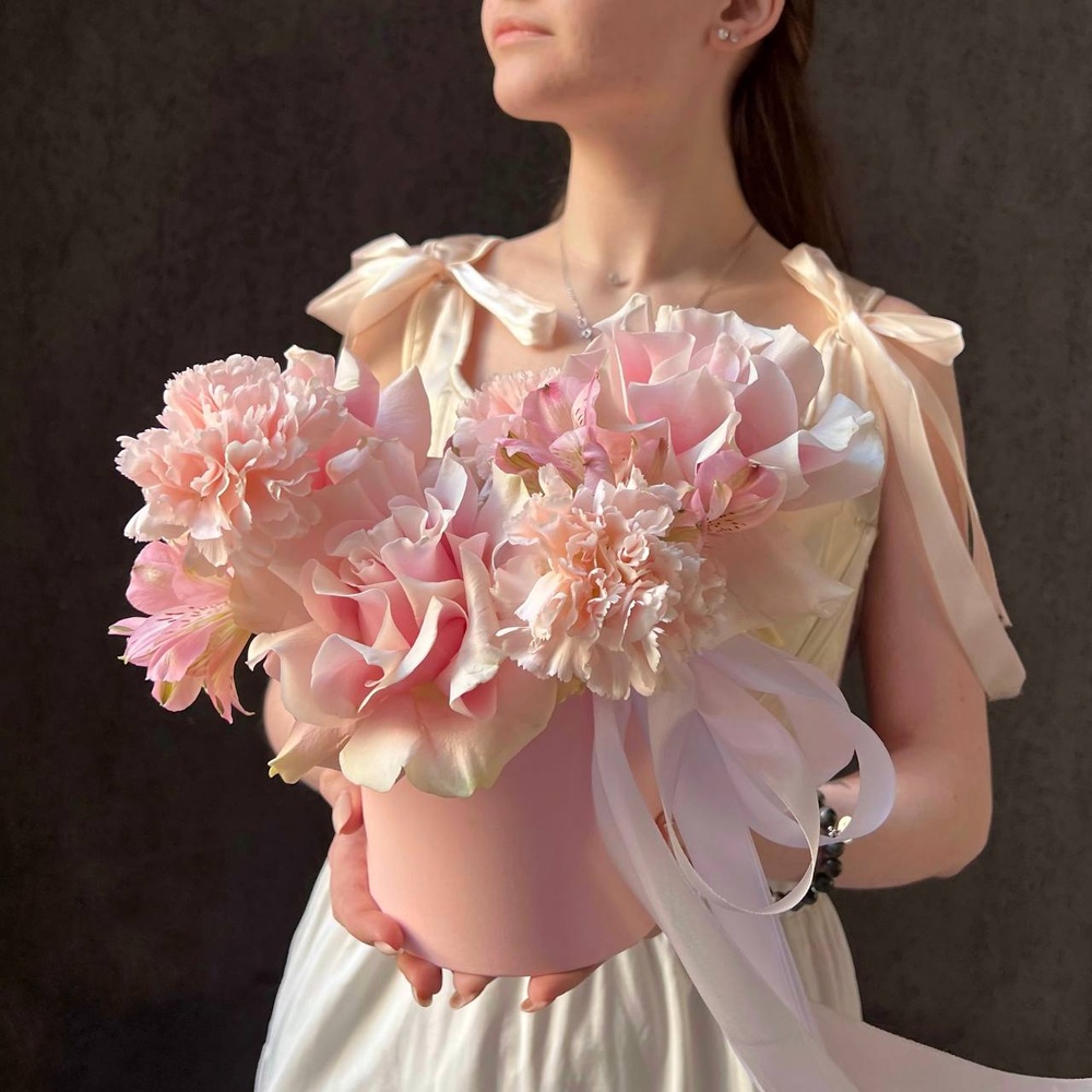 Нежные цветы в маленькой шляпной коробке с конфетами в Санкт-Петербурге