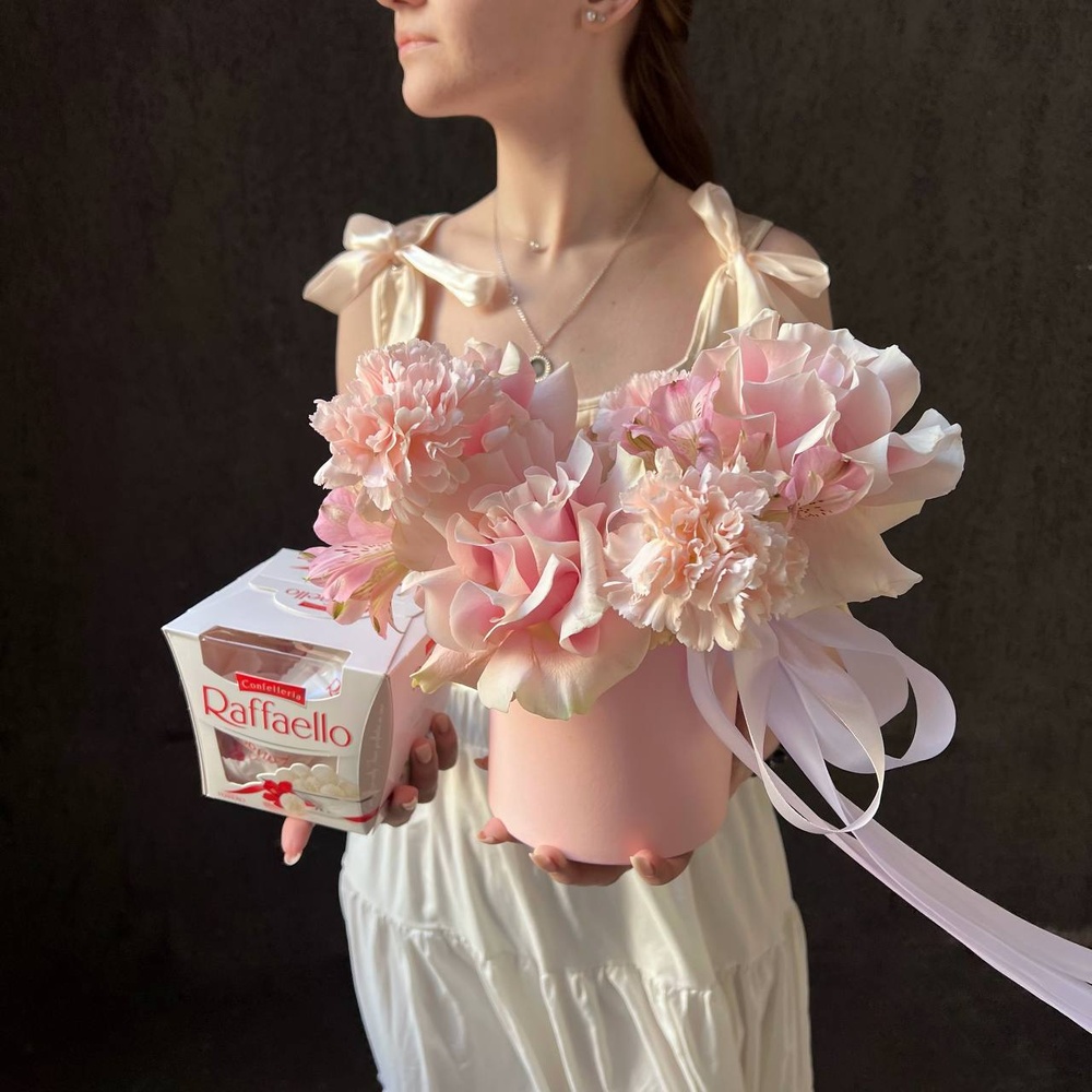 Малышка Аня: цветы в коробке + КОНФЕТЫ В ПОДАРОК