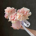 Нежные цветы в маленькой шляпной коробке с конфетами в Санкт-Петербурге - Фотография 4