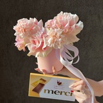 Нежные цветы в маленькой шляпной коробке с конфетами в Санкт-Петербурге - Фотография 7