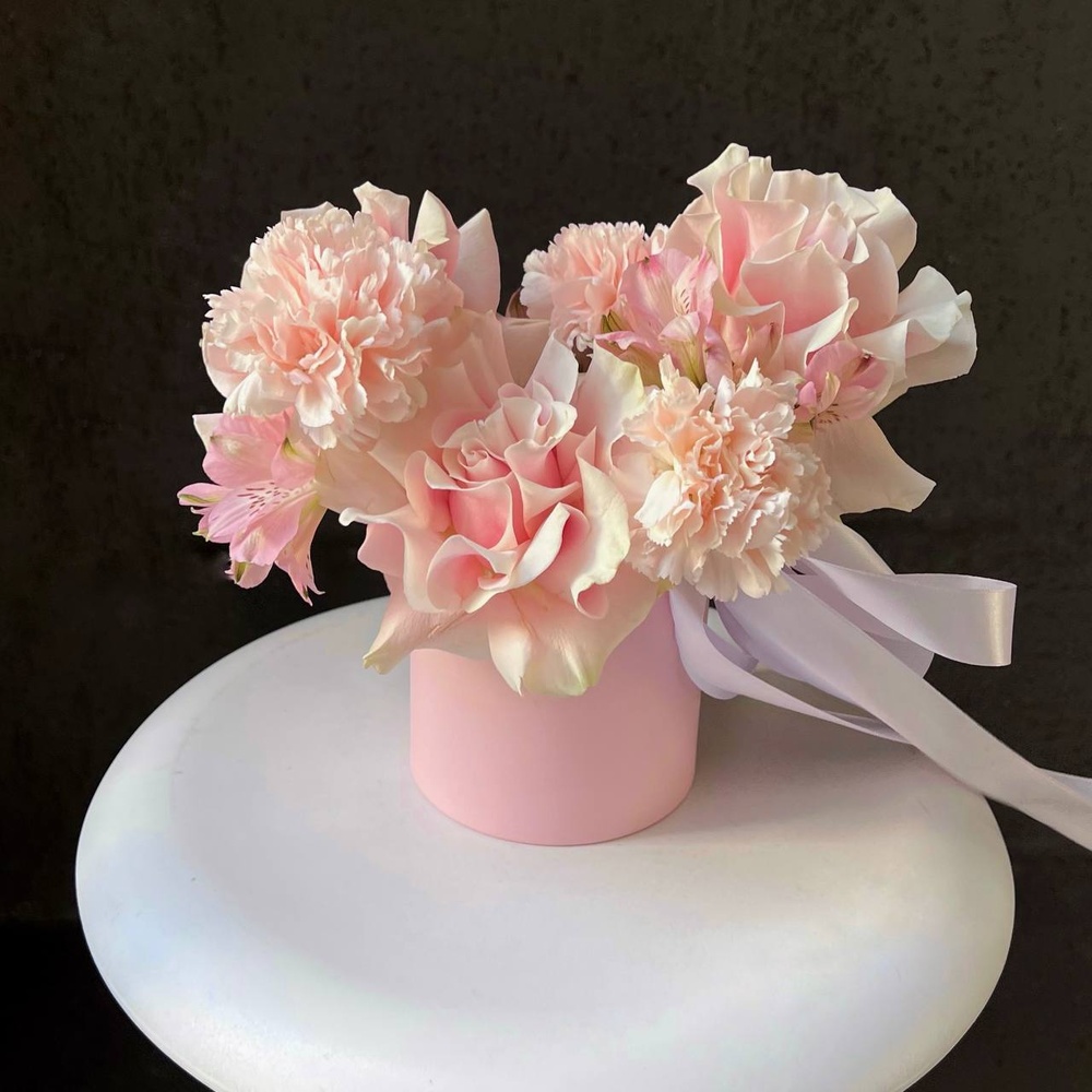 Малышка Аня: цветы в коробке + КОНФЕТЫ В ПОДАРОК