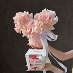 Нежные цветы в маленькой шляпной коробке с конфетами в Санкт-Петербурге - Фотография 5