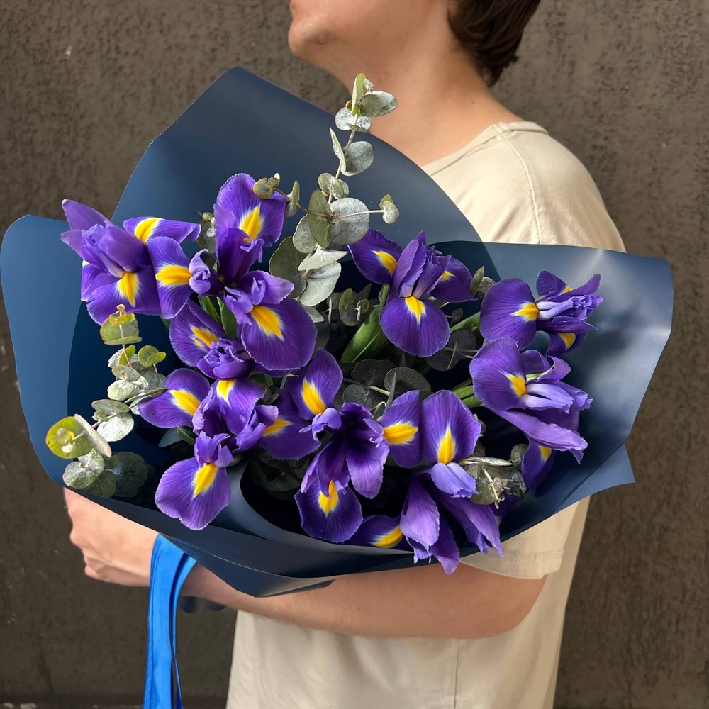 Конечно, Вася! Букет ирисов в упаковке