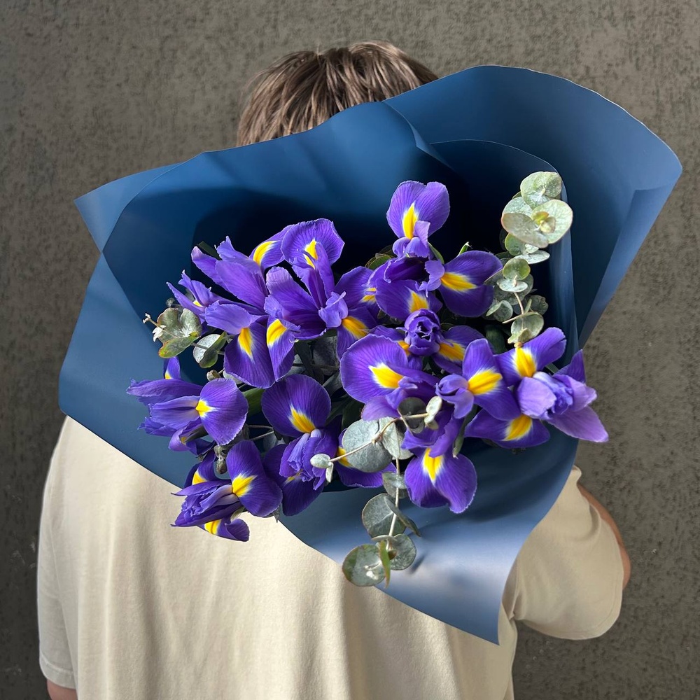 Конечно, Вася! Букет ирисов в упаковке